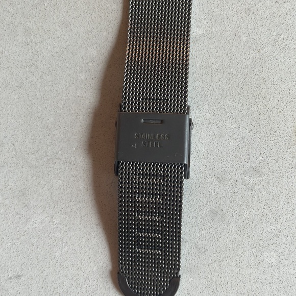 A Skagen watch with stainless steal and a beautiful dark purple color. - Picture 3 of 4